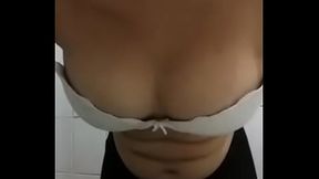 Novinha tirando a roupa