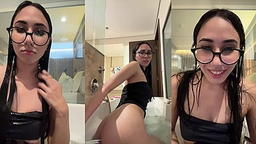 NOVINHA 18 ANINHOS - brincando na banheira 🛀