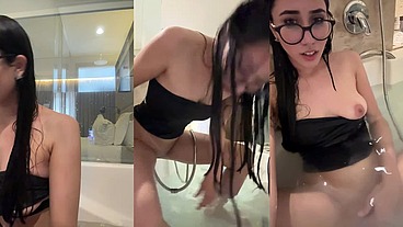 NOVINHA 18 ANINHOS - brincando na banheira 🛀