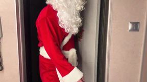 Santa Claus Delivers Holiday Pleasure with Deepthroat and Cowgirl Action