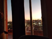 Desnudo mirando el atardecer