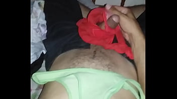 Calcinha verde e vermelha da rabuda