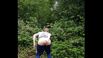 Rouven Hirschberg pisst sich auf &ouml_ffentlichem Gehweg voll