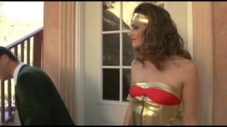 Tori Black, verkleed als Wonder Woman, krijgt een ruige neukpartij en een gezichtsejaculatie.