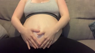 Moisturising my pregnant bump with lotion