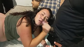 Eu e minha amiga Mamifera rj021 chamamos todos os solteiros da festa para fazer um gangbang na base dos sapecas