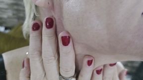 maitresse sexy joue avec son gode