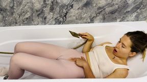 Pee in sheer leggings and wet pussy play! Cameltoe!