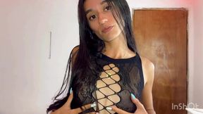 Flaca sexy muestra su lencer�a y su gran culo redondo