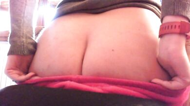 Exciting farts while working in smart working want to smell them all?