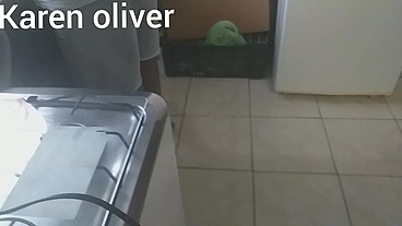 Corno lava a louça enquanto sua mulher chupa o negao debaixo dos seus olhos * jefao