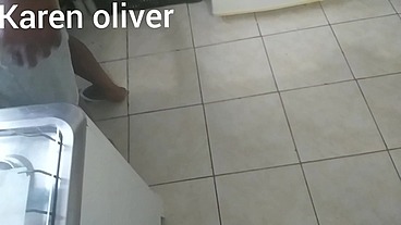 Corno lava a louça enquanto sua mulher chupa o negao debaixo dos seus olhos * jefao