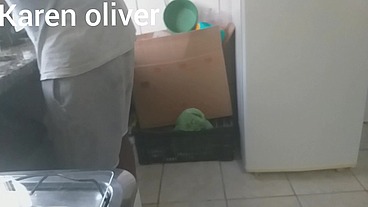 Corno lava a louça enquanto sua mulher chupa o negao debaixo dos seus olhos * jefao