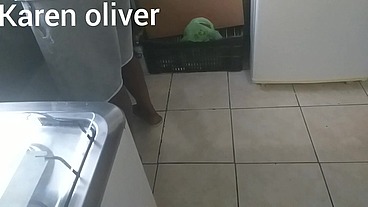Corno lava a louça enquanto sua mulher chupa o negao debaixo dos seus olhos * jefao