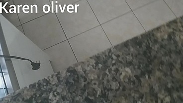 Corno lava a louça enquanto sua mulher chupa o negao debaixo dos seus olhos * jefao