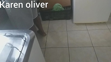 Corno lava a louça enquanto sua mulher chupa o negao debaixo dos seus olhos * jefao