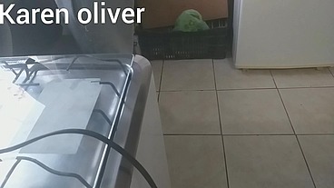 Corno lava a louça enquanto sua mulher chupa o negao debaixo dos seus olhos * jefao