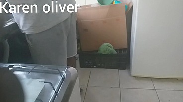 Corno lava a louça enquanto sua mulher chupa o negao debaixo dos seus olhos * jefao