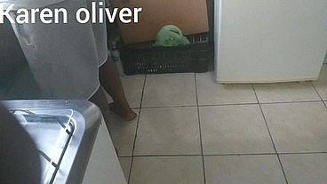 Corno lava a louça enquanto sua mulher chupa o negao debaixo dos seus olhos * jefao