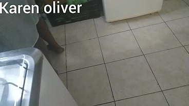 Corno lava a louça enquanto sua mulher chupa o negao debaixo dos seus olhos * jefao