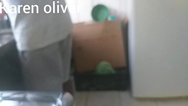 Corno lava a louça enquanto sua mulher chupa o negao debaixo dos seus olhos * jefao