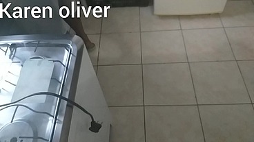 Corno lava a louça enquanto sua mulher chupa o negao debaixo dos seus olhos * jefao