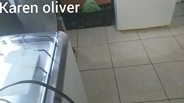 Corno lava a louça enquanto sua mulher chupa o negao debaixo dos seus olhos * jefao