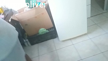 Corno lava a louça enquanto sua mulher chupa o negao debaixo dos seus olhos * jefao