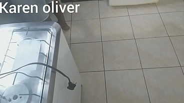 Corno lava a louça enquanto sua mulher chupa o negao debaixo dos seus olhos * jefao