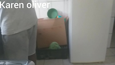 Corno lava a louça enquanto sua mulher chupa o negao debaixo dos seus olhos * jefao