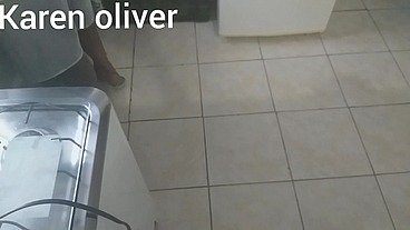 Corno lava a louça enquanto sua mulher chupa o negao debaixo dos seus olhos * jefao