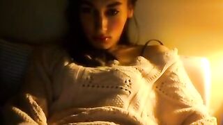 Faps & finishes off with a hot cumshot on her daybed