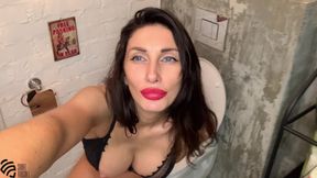 Hot MILF peed and finished right on the toilet
