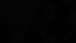 Büyük penisli adam, amatör Hintli transseksüel fahişeyi elbise ve külotla, oral seks yaptıktan sonra korunmasız bir şekilde beceriyor.