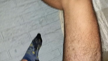 Sólo y aburrido, encuentro la diversión con mi pepino y mi culito caliente!