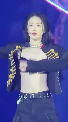 K-pop Chinese babe shows off her sexy moves