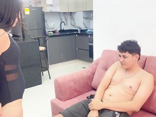 Ayudo a mi hawt hermanastra con sus clases de aerobicos y terminamos follando muy rico y duro.