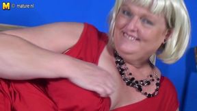 Dutch mature BBW loves riding her rubber toy