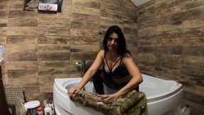 milfycalla- pee play in bathtub while wearing a fur coat and pantyhose
