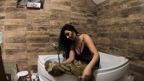 milfycalla- pee play in bathtub while wearing a fur coat and pantyhose