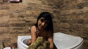 milfycalla- pee play in bathtub while wearing a fur coat and pantyhose
