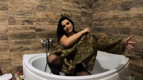 milfycalla- pee play in bathtub while wearing a fur coat and pantyhose