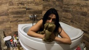 milfycalla- pee play in bathtub while wearing a fur coat and pantyhose