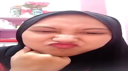 Hijab pamer lubang