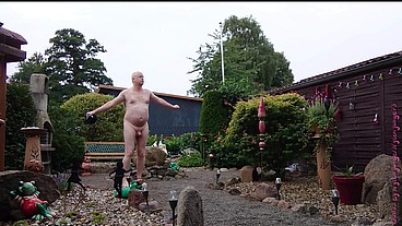 Dicker Mann im Vorgarten 2 ** Nackt **