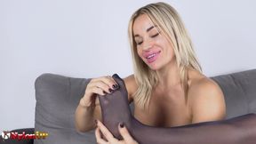 Sensual Self-suck with the Italian MILF's Toes