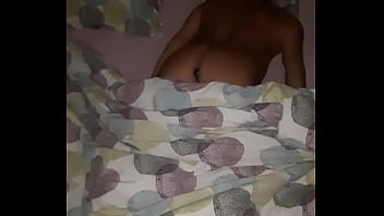 Se r&eacute_veiller et se rappeler que l&#039_on a un plug dans son petit trou et remuer son cul de chienne pour bien le montrer