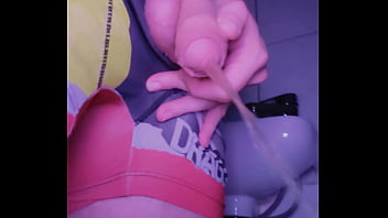 A twink lick his piss after peeing in the toilet