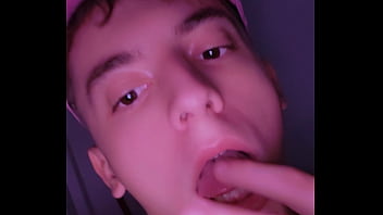 A twink lick his piss after peeing in the toilet