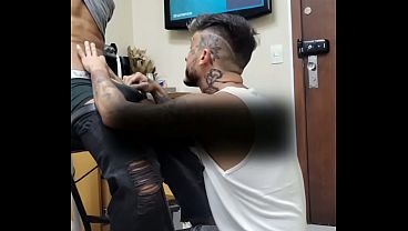 Ajoelhado testando o &acirc_ngulo da tatuagem